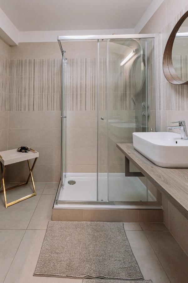 Revon Business Apartment Szenc Kültér fotó