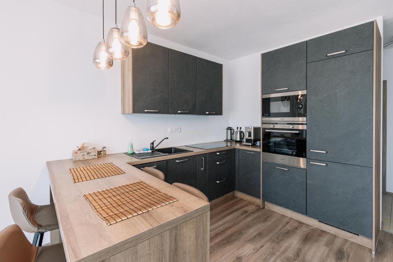 Revon Business Apartment Szenc Kültér fotó